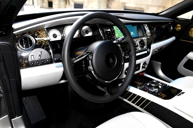 Một trong 50 chiếc Rolls-Royce Wraith phiên bản bay xuyên đại dương cập bến Việt Nam sau hơn 2 năm được chào hàng - Ảnh 7.