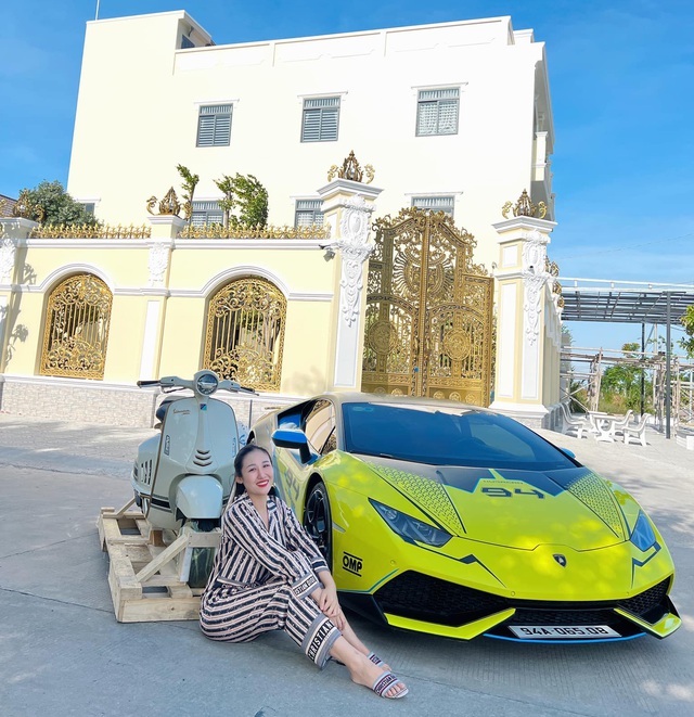 Hot girl 9X Bạc Liêu tiết lộ lý do mạnh tay chi 1,5 tỷ mua Vespa 946 Christian Dior thay vì bỏ hơn 700 triệu đồng như giá niêm yết - Ảnh 1.