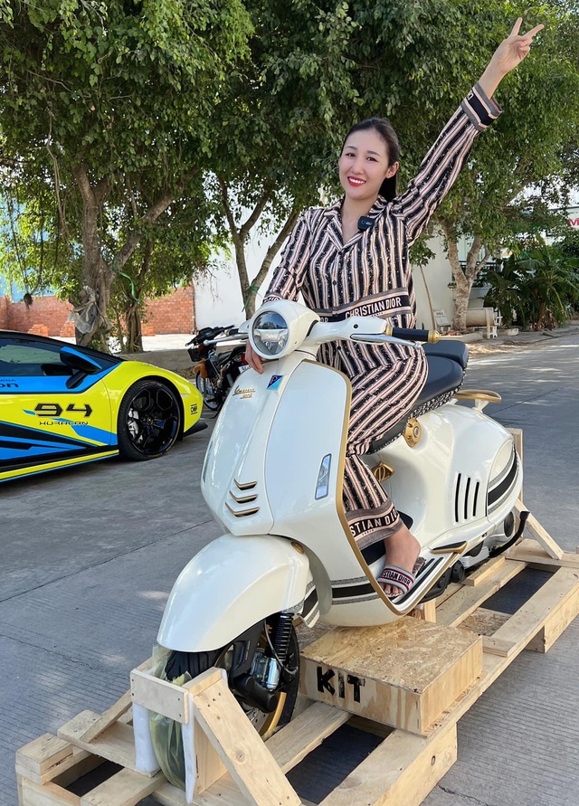 Hot girl 9X Bạc Liêu tiết lộ lý do mạnh tay chi 1,5 tỷ mua Vespa 946 Christian Dior thay vì bỏ hơn 700 triệu đồng như giá niêm yết - Ảnh 3.