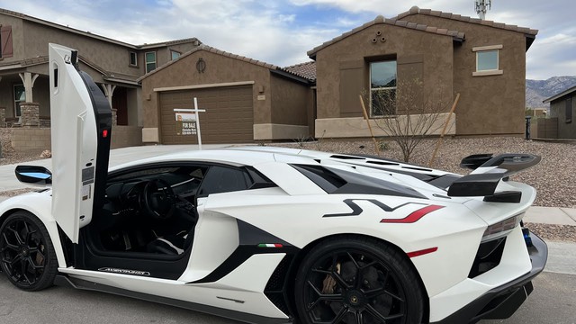 Cụ bà U80 người Việt cầm lái Lamborghini Aventador SVJ - Siêu xe 770 mã lực không phải ai cũng ghìm được cương - Ảnh 2.