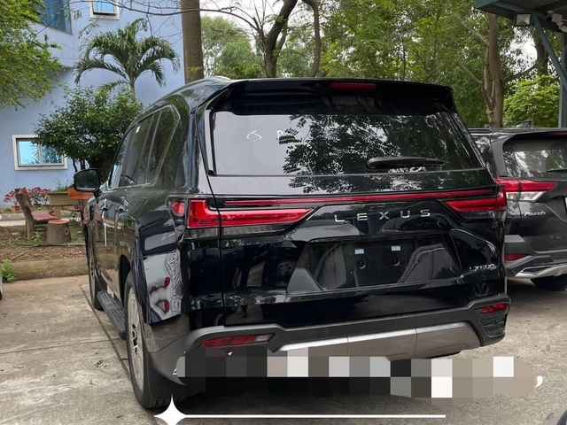 Lexus LX 600 2022 lộ diện rõ nét tại Việt Nam - Hàng hiếm có nội thất đẳng cấp cho chủ tịch, mạnh nhưng bớt uống xăng hơn - Ảnh 1.