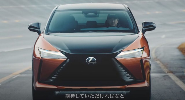 Lexus RZ 450e tung teaser mới sát ngày ra mắt chính thức toàn cầu với kích thước lớn hơn và nội thất thay đổi rõ rệt - Ảnh 1.