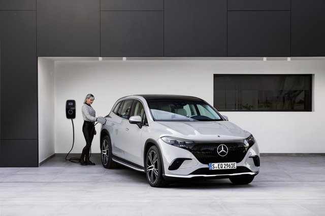 Mercedes-Benz EQS SUV ra mắt: Cabin ngập công nghệ, ngang kích thước VinFast VF9 - Ảnh 4.