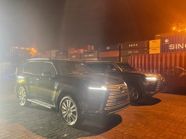 Đang là hàng hot, bộ đôi Lexus LX 600 bản 4 chỗ nhập tư nhân về Việt Nam có giá cao hơn 3 tỷ đồng so với xe chính hãng - Ảnh 1. Đang là hàng hot, bộ đôi Lexus LX 600 bản 4 chỗ nhập tư nhân về Việt Nam có giá cao hơn 3 tỷ đồng so với xe chính hãng - Ảnh 1.