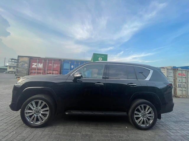 Đang là hàng hot, bộ đôi Lexus LX 600 bản 4 chỗ nhập tư nhân về Việt Nam có giá cao hơn 3 tỷ đồng so với xe chính hãng - Ảnh 3. Đang là hàng hot, bộ đôi Lexus LX 600 bản 4 chỗ nhập tư nhân về Việt Nam có giá cao hơn 3 tỷ đồng so với xe chính hãng - Ảnh 3.