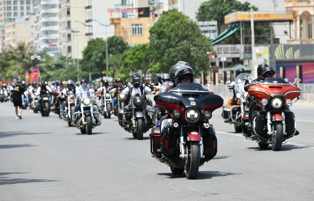 Hơn 100 xe phân khối lớn đổ bộ bãi biển Sầm Sơn: Nhiều hàng khủng tiền tỷ và xe độ độc đáo - Ảnh 3.