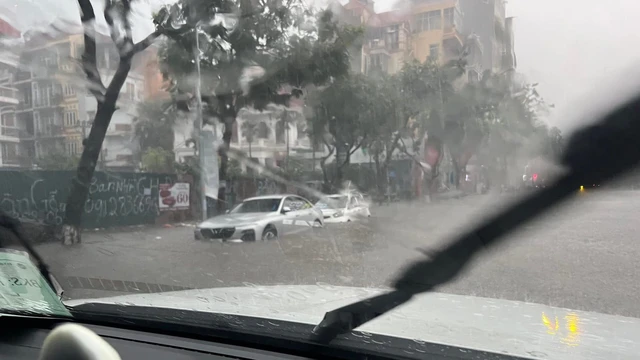 Người đứng trên nắp ca-pô Mercedes ngập nước tại Hà Nội hot nhất MXH: Đó là một kỷ niệm đẹp - Ảnh 3.
